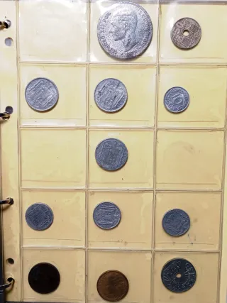 L02. Album con 125 monedas españolas y extranjeras