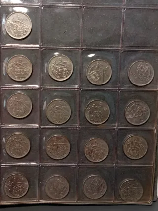 L02. Album con 125 monedas españolas y extranjeras