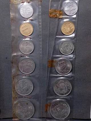 L02. Album con 125 monedas españolas y extranjeras