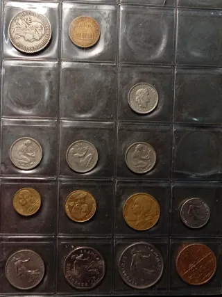 L02. Album con 125 monedas españolas y extranjeras