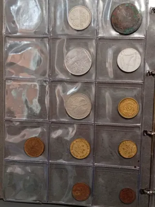 L02. Album con 125 monedas españolas y extranjeras