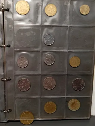 L02. Album con 125 monedas españolas y extranjeras