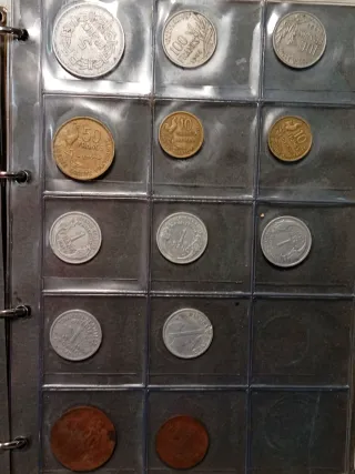 L02. Album con 125 monedas españolas y extranjeras