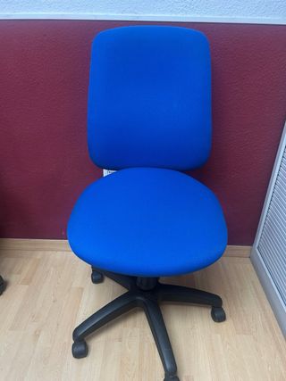 Sillas de oficina negras y azul