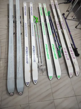 4 pares de esquis. atomic, 2 fishcher y rossignol