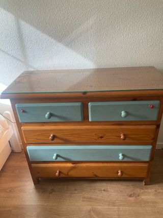 Cómoda de pino con tapa de cristal