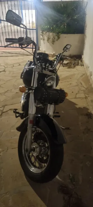 Moto Cruiser Negra y Plateada Kawasaki vulcan 800