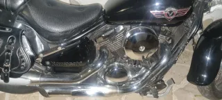 Moto Cruiser Negra y Plateada Kawasaki vulcan 800