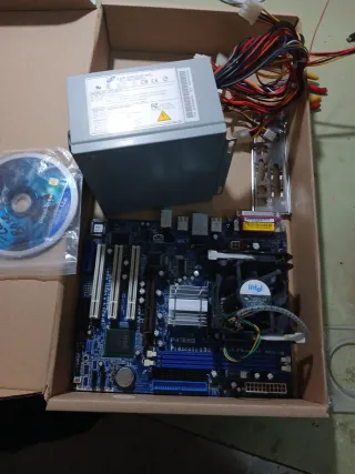 Placa Base ASRock y Fuente Alimentación