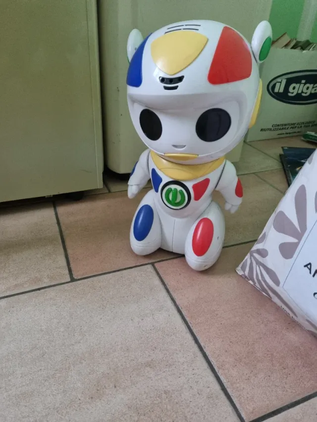 Robot giocattolo colorato