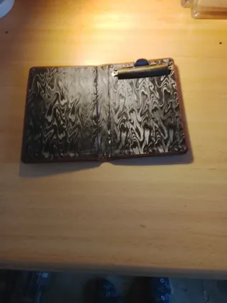 Carpeta de piel marrón