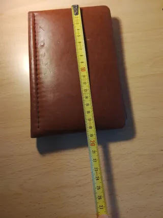 Carpeta de piel marrón