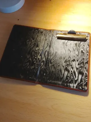 Carpeta de piel marrón