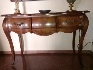 Cómoda barroca con cajón de madera