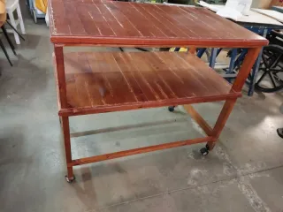 Mesa de madera con ruedas