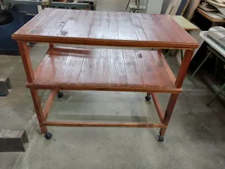 Mesa de madera con ruedas