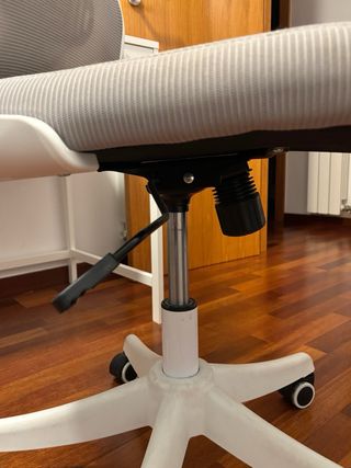 Silla de oficina ergonómica gris y blanca