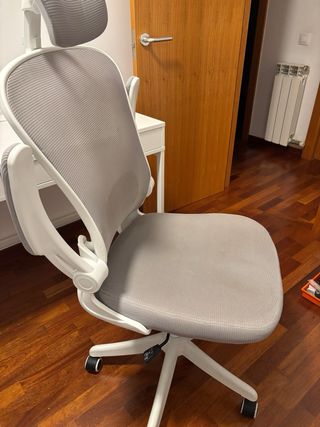 Silla de oficina ergonómica gris y blanca