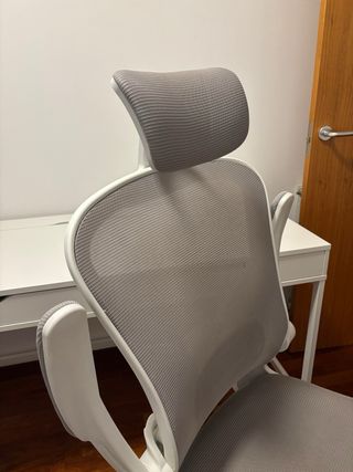 Silla de oficina ergonómica gris y blanca