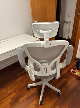 Silla de oficina ergonómica gris y blanca