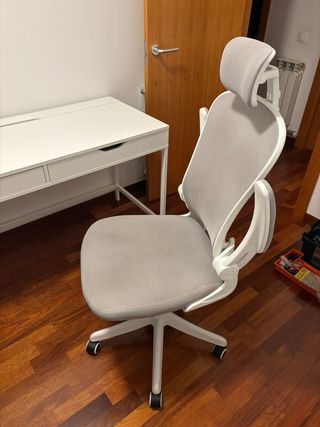 Silla de oficina ergonómica gris y blanca
