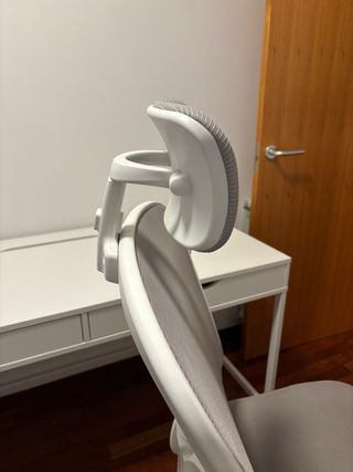 Silla de oficina ergonómica gris y blanca