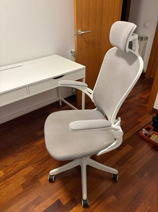 Silla de oficina ergonómica gris y blanca