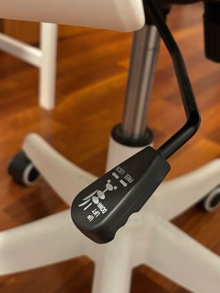 Silla de oficina ergonómica gris y blanca