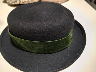 Cappello lana donna nero con nastro verde