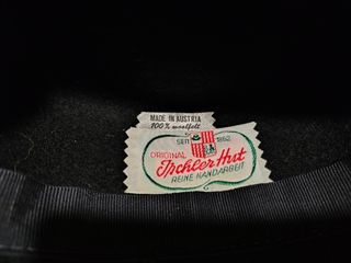 Cappello lana donna nero con nastro verde