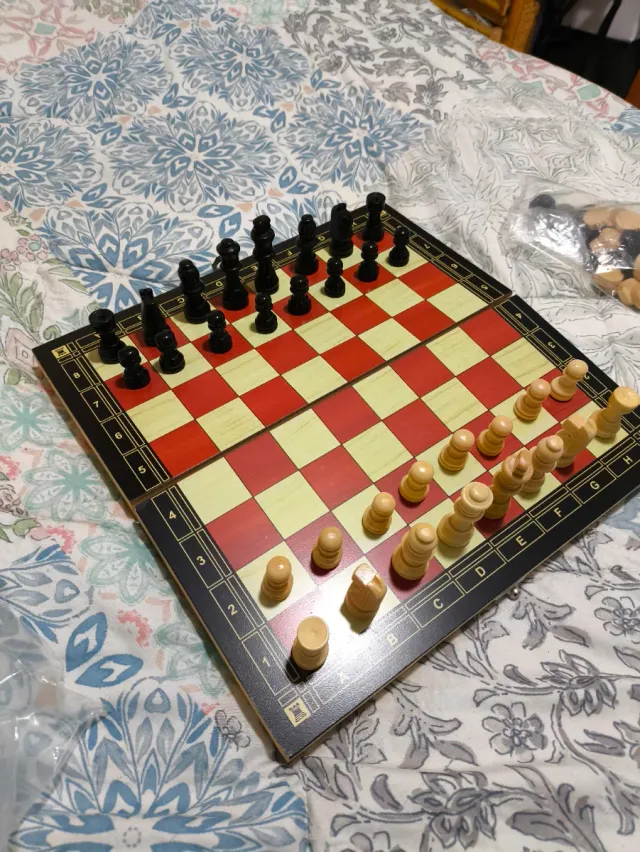 Ajedrez de madera tablero rojo. Damas y backgamon