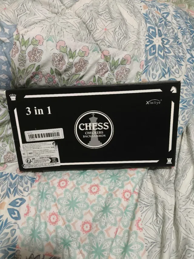 Ajedrez de madera tablero rojo. Damas y backgamon