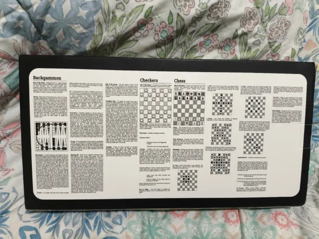 Ajedrez de madera tablero rojo. Damas y backgamon