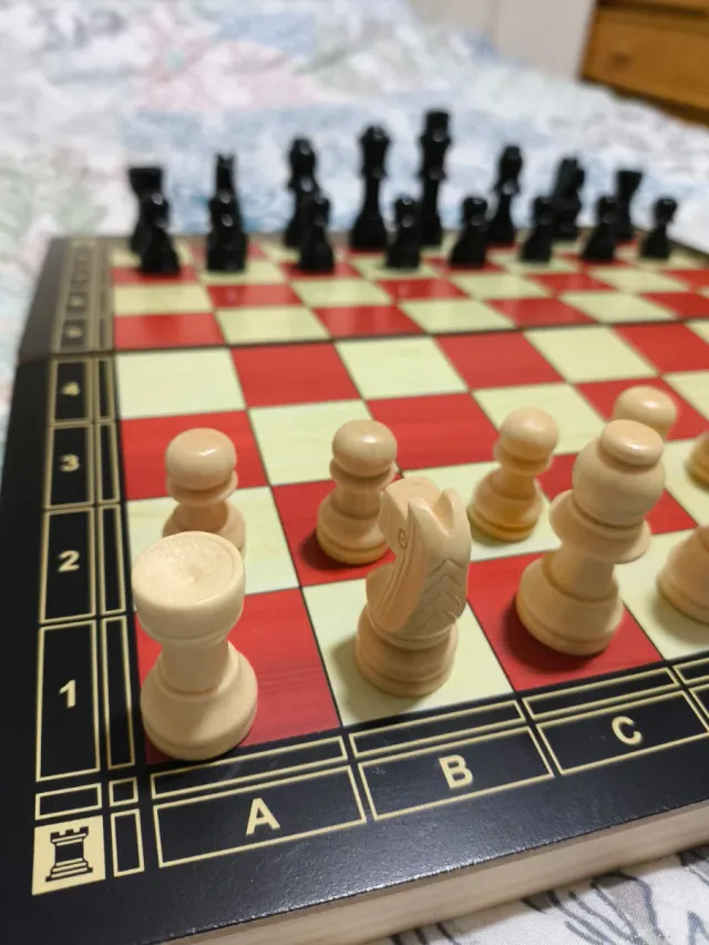 Ajedrez de madera tablero rojo. Damas y backgamon