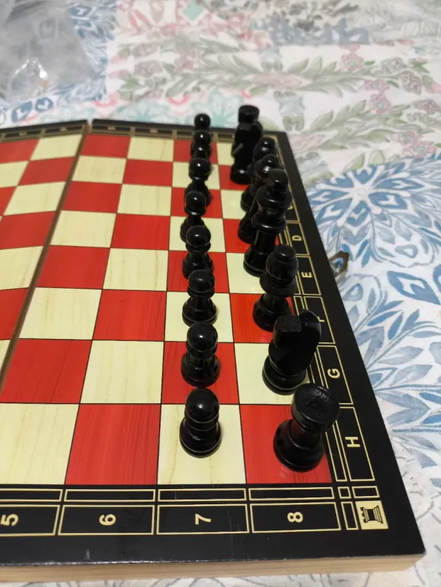 Ajedrez de madera tablero rojo. Damas y backgamon