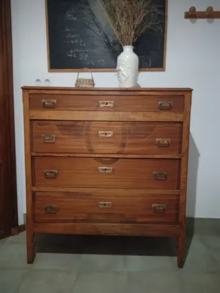 Cómoda antigua de madera