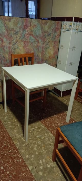 Mesa de cocina blanca y madera