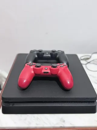 PS4 Slim + 2 Mandos (Negro y Rojo)