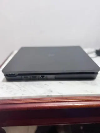 PS4 Slim + 2 Mandos (Negro y Rojo)