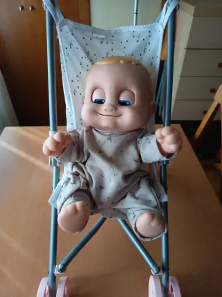 Muñeco interactivo con carrito