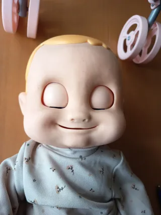 Muñeco interactivo con carrito