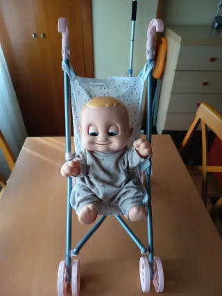 Muñeco interactivo con carrito