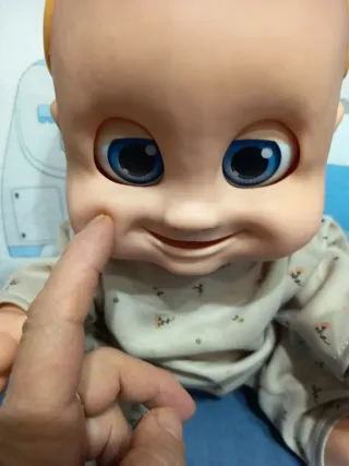 Muñeco interactivo con carrito