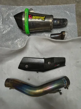 Supresor de Escape Akrapovic + protector carbono