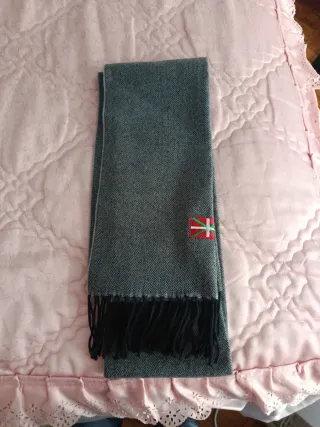 Bufanda gris con la ikurriña