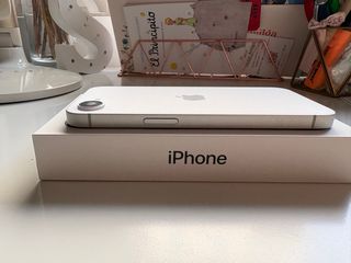 iPhone 16e blanco.