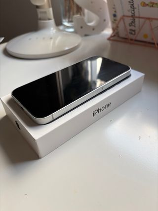 iPhone 16e blanco.