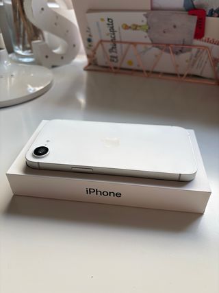iPhone 16e blanco.