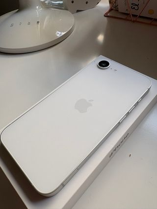 iPhone 16e blanco.
