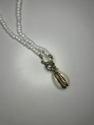 Collana perle bianche conchiglia dorata